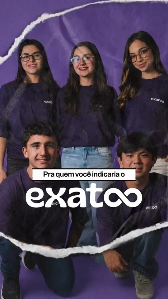 Cinco estudantes com camisetas roxas do exatoo, com a chamada "Pra quem você indicaria o exatoo" — capa do vídeo de depoimento